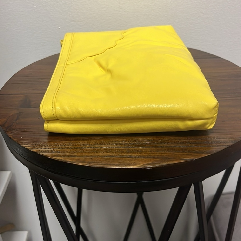 NWT YELLOW VEGAN CLUTCH with detachable crossbody strap - Picture 6 of 8